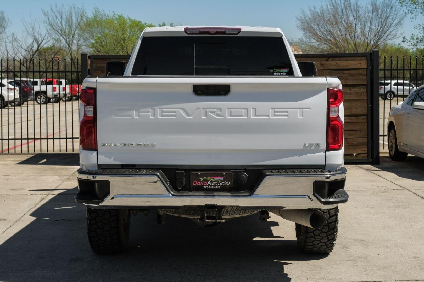 2020 White Chevrolet Silverado 3500HD LTZ Crew Cab 4WD (1GC4YUEY5LF) with an 6.6L V8 OHV 32V TURBO DIESEL engine, 6-Speed Automatic transmission, located at 2401 E Main St., Grand Prairie, TX, 75050, (972) 262-4440, 32.748981, -96.969643 - Photo#10