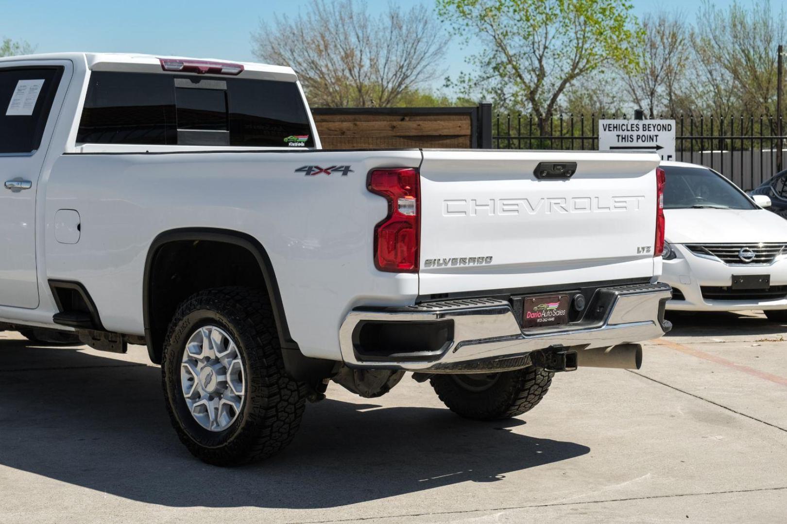 2020 White Chevrolet Silverado 3500HD LTZ Crew Cab 4WD (1GC4YUEY5LF) with an 6.6L V8 OHV 32V TURBO DIESEL engine, 6-Speed Automatic transmission, located at 2401 E Main St., Grand Prairie, TX, 75050, (972) 262-4440, 32.748981, -96.969643 - Photo#13