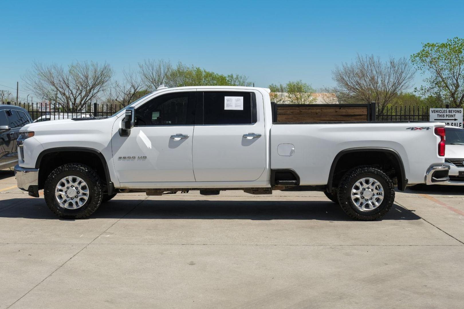 2020 White Chevrolet Silverado 3500HD LTZ Crew Cab 4WD (1GC4YUEY5LF) with an 6.6L V8 OHV 32V TURBO DIESEL engine, 6-Speed Automatic transmission, located at 2401 E Main St., Grand Prairie, TX, 75050, (972) 262-4440, 32.748981, -96.969643 - Photo#14