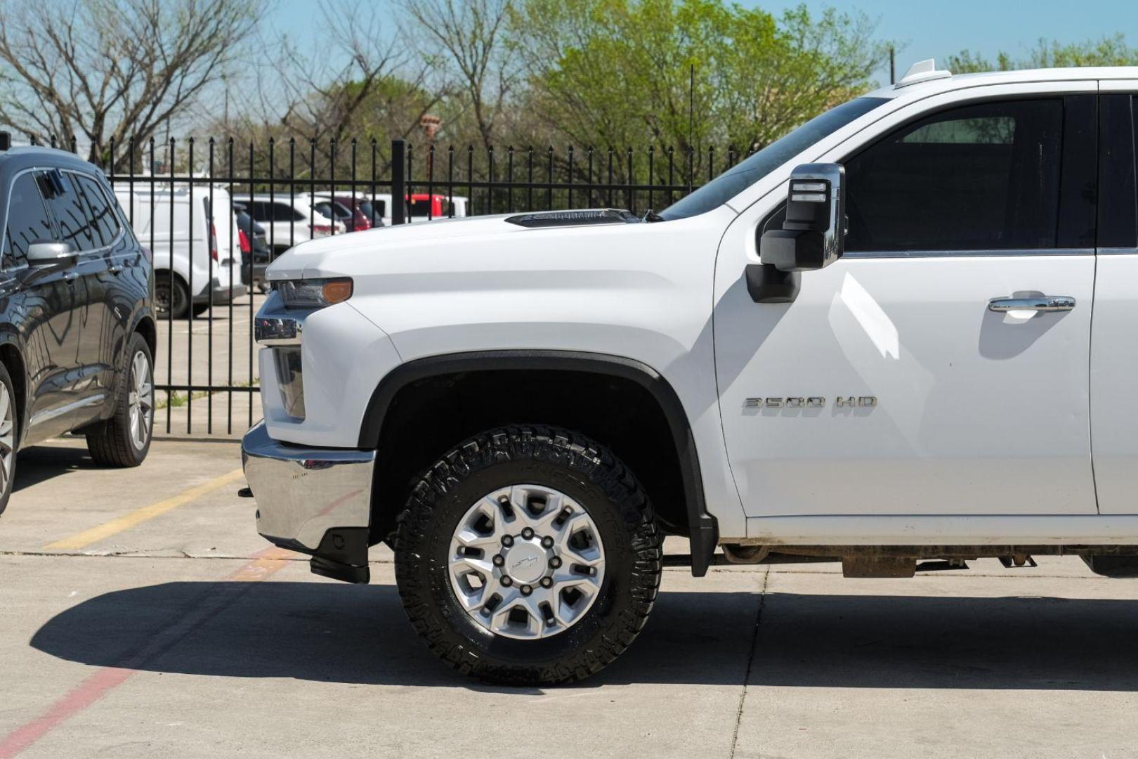 2020 White Chevrolet Silverado 3500HD LTZ Crew Cab 4WD (1GC4YUEY5LF) with an 6.6L V8 OHV 32V TURBO DIESEL engine, 6-Speed Automatic transmission, located at 2401 E Main St., Grand Prairie, TX, 75050, (972) 262-4440, 32.748981, -96.969643 - Photo#15