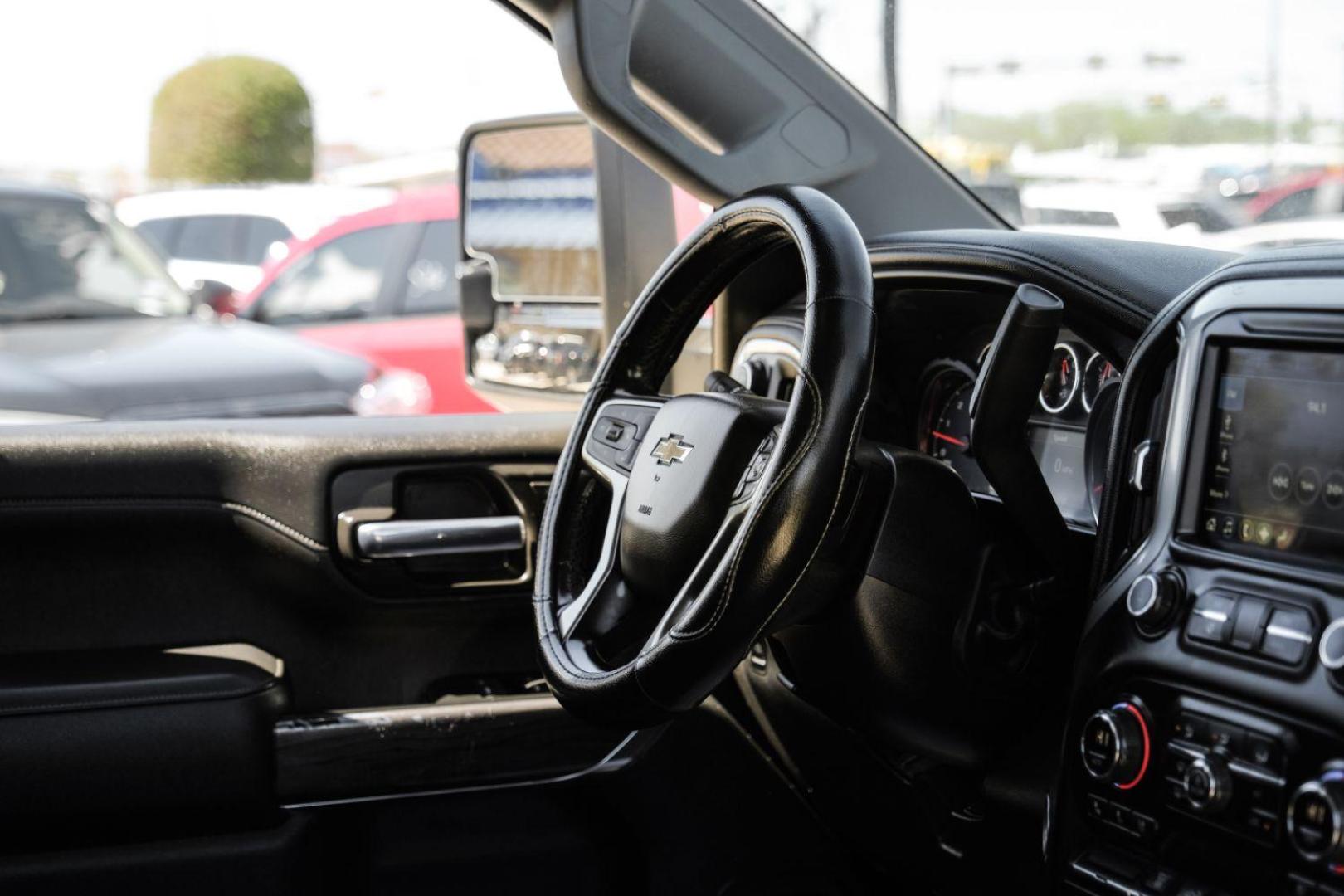 2020 White Chevrolet Silverado 3500HD LTZ Crew Cab 4WD (1GC4YUEY5LF) with an 6.6L V8 OHV 32V TURBO DIESEL engine, 6-Speed Automatic transmission, located at 2401 E Main St., Grand Prairie, TX, 75050, (972) 262-4440, 32.748981, -96.969643 - Photo#19