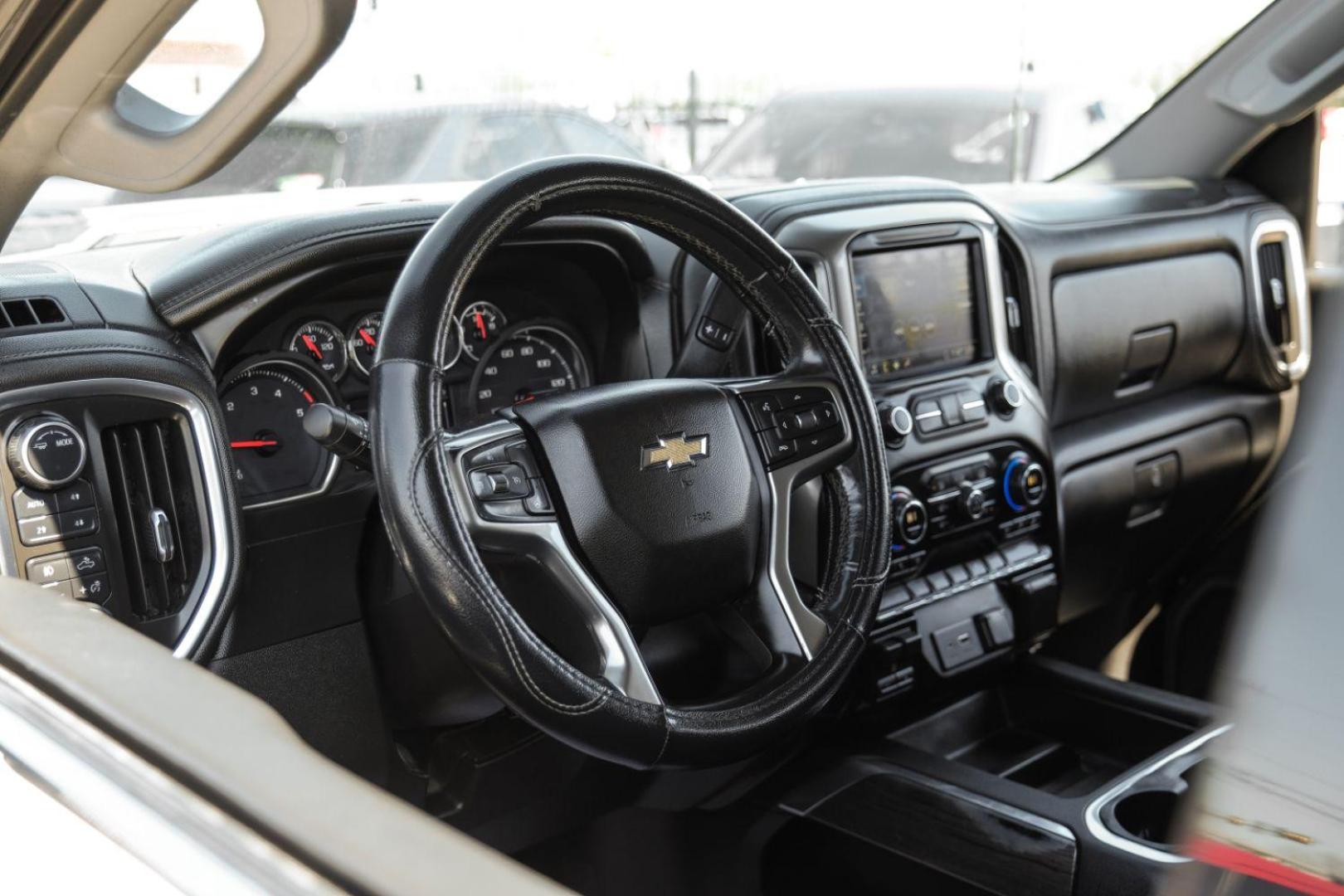 2020 White Chevrolet Silverado 3500HD LTZ Crew Cab 4WD (1GC4YUEY5LF) with an 6.6L V8 OHV 32V TURBO DIESEL engine, 6-Speed Automatic transmission, located at 2401 E Main St., Grand Prairie, TX, 75050, (972) 262-4440, 32.748981, -96.969643 - Photo#20