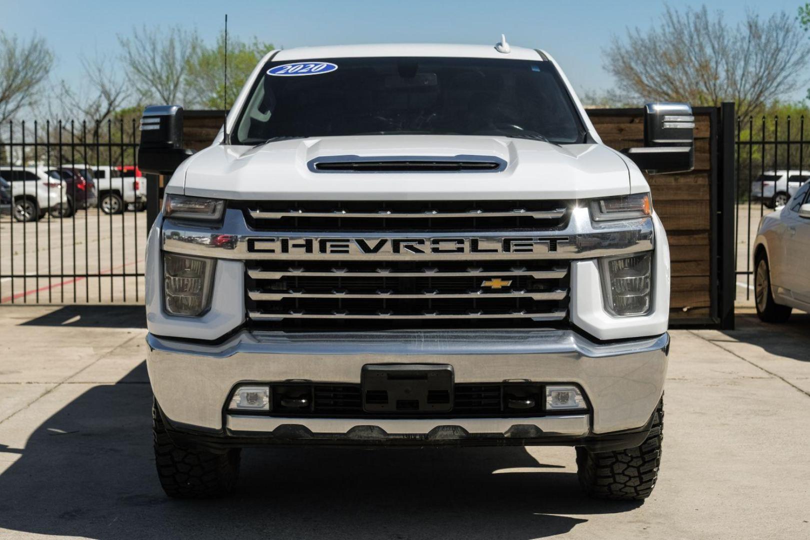 2020 White Chevrolet Silverado 3500HD LTZ Crew Cab 4WD (1GC4YUEY5LF) with an 6.6L V8 OHV 32V TURBO DIESEL engine, 6-Speed Automatic transmission, located at 2401 E Main St., Grand Prairie, TX, 75050, (972) 262-4440, 32.748981, -96.969643 - Photo#4