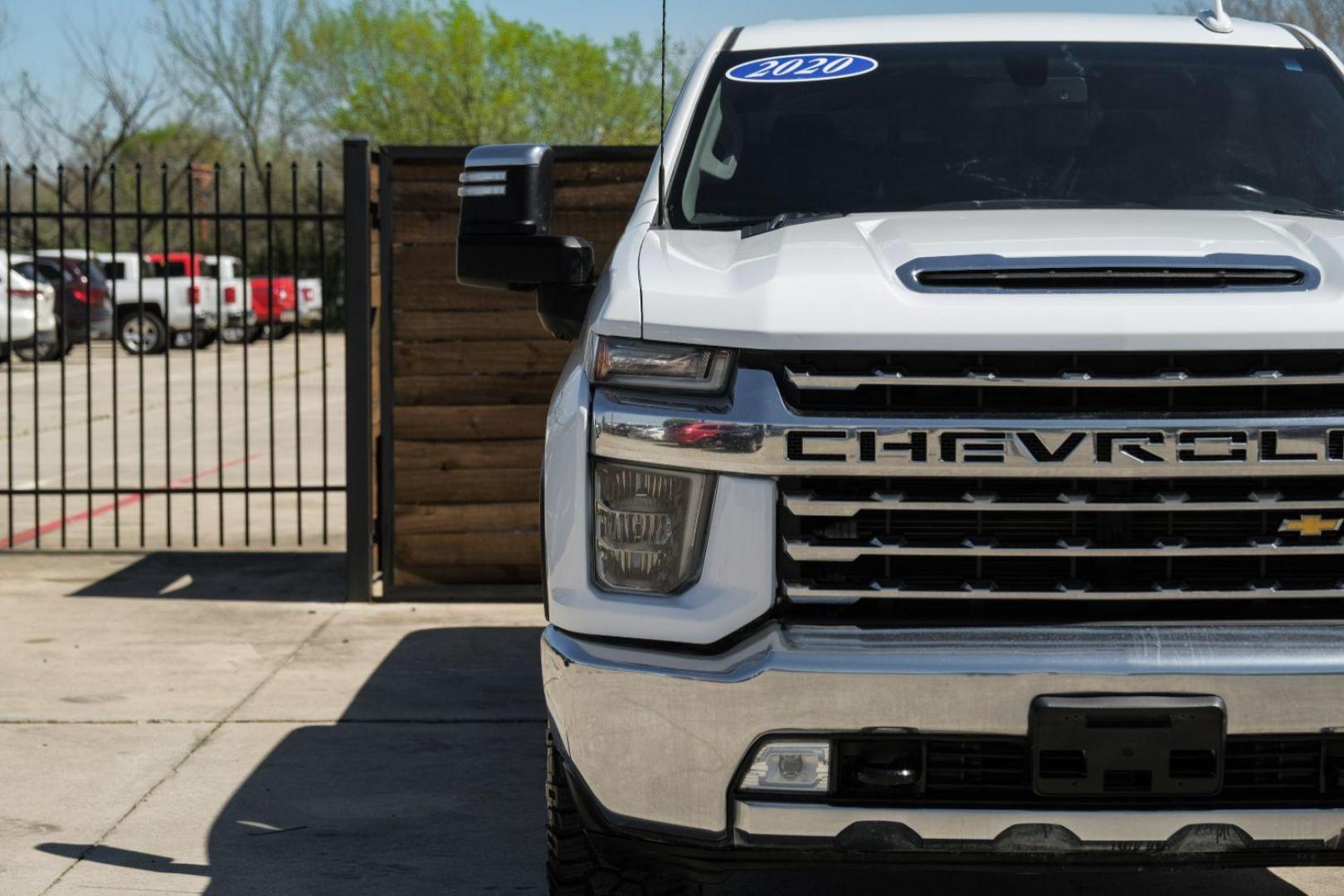 2020 White Chevrolet Silverado 3500HD LTZ Crew Cab 4WD (1GC4YUEY5LF) with an 6.6L V8 OHV 32V TURBO DIESEL engine, 6-Speed Automatic transmission, located at 2401 E Main St., Grand Prairie, TX, 75050, (972) 262-4440, 32.748981, -96.969643 - Photo#49