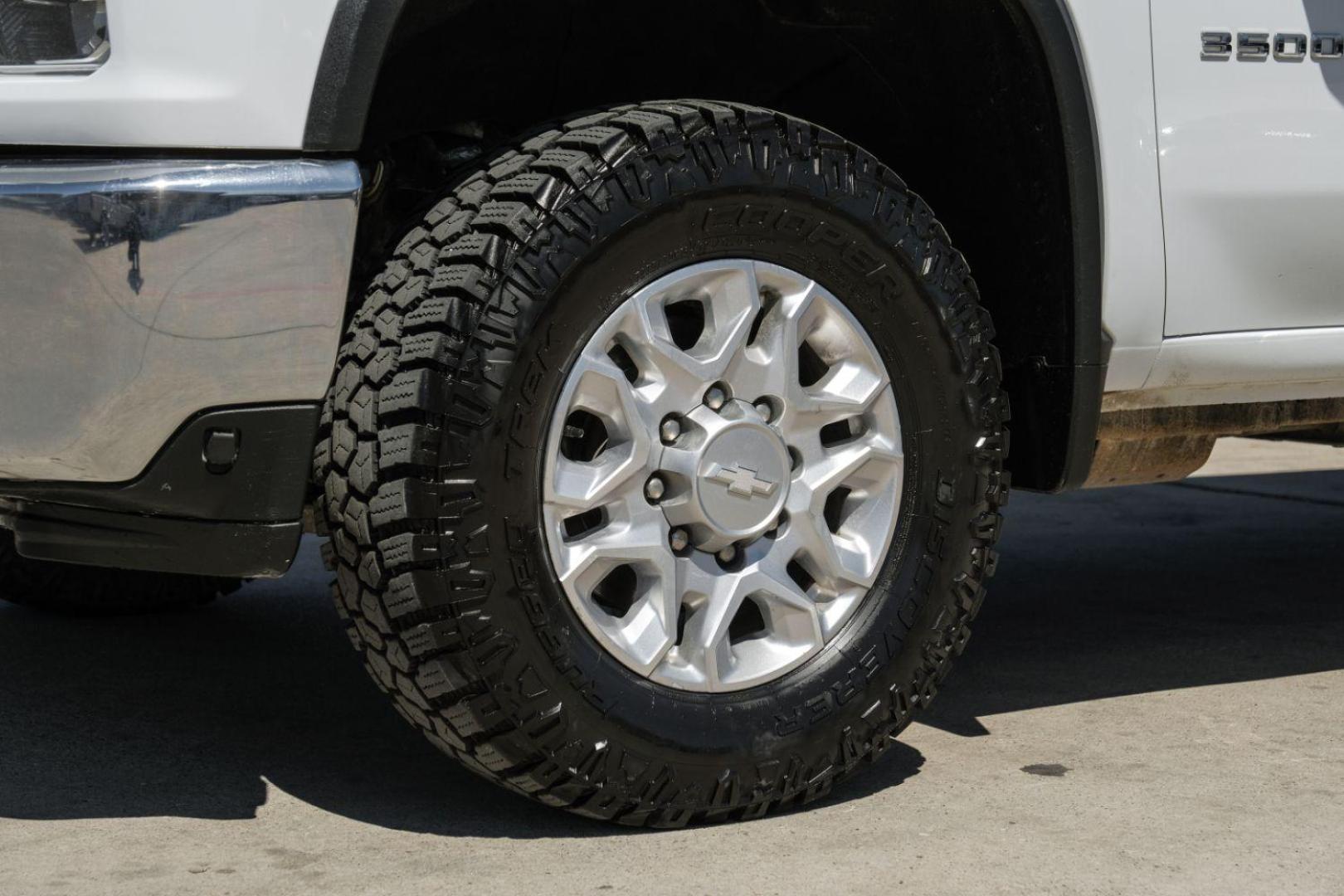 2020 White Chevrolet Silverado 3500HD LTZ Crew Cab 4WD (1GC4YUEY5LF) with an 6.6L V8 OHV 32V TURBO DIESEL engine, 6-Speed Automatic transmission, located at 2401 E Main St., Grand Prairie, TX, 75050, (972) 262-4440, 32.748981, -96.969643 - Photo#54