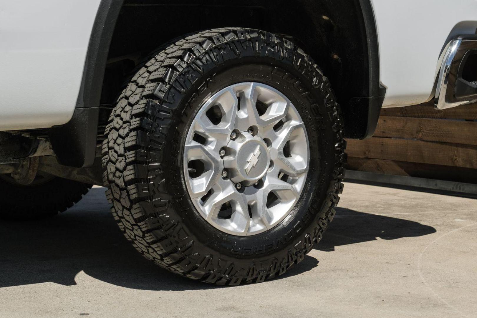 2020 White Chevrolet Silverado 3500HD LTZ Crew Cab 4WD (1GC4YUEY5LF) with an 6.6L V8 OHV 32V TURBO DIESEL engine, 6-Speed Automatic transmission, located at 2401 E Main St., Grand Prairie, TX, 75050, (972) 262-4440, 32.748981, -96.969643 - Photo#55