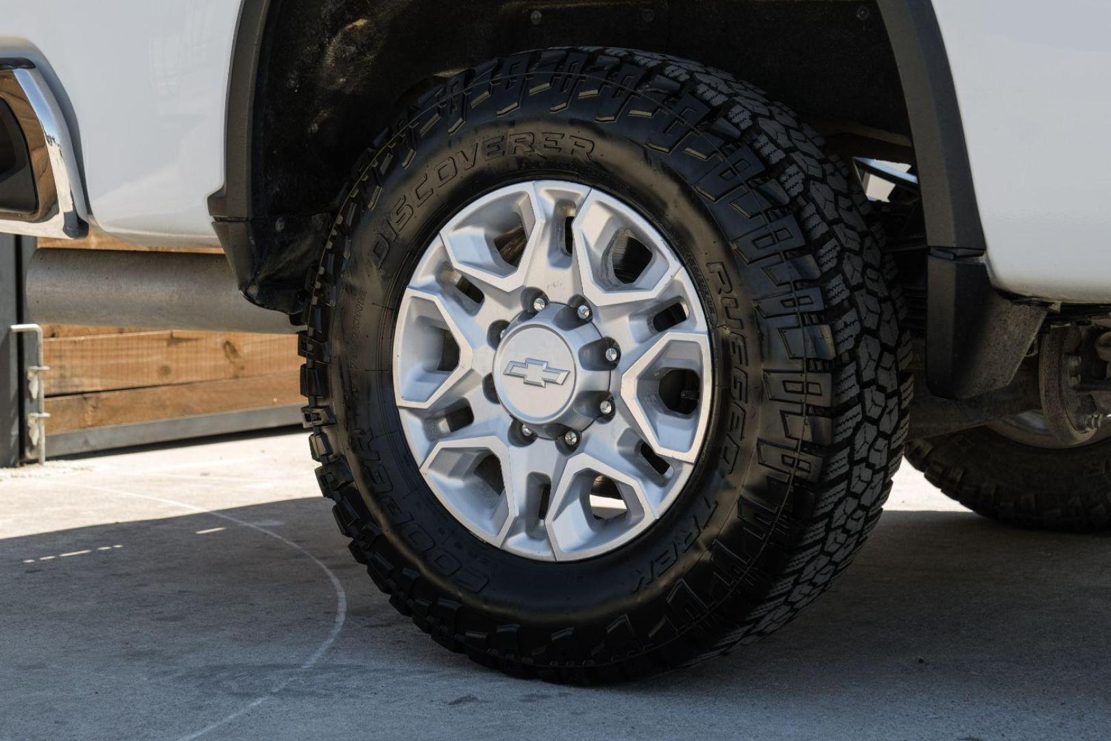 2020 White Chevrolet Silverado 3500HD LTZ Crew Cab 4WD (1GC4YUEY5LF) with an 6.6L V8 OHV 32V TURBO DIESEL engine, 6-Speed Automatic transmission, located at 2401 E Main St., Grand Prairie, TX, 75050, (972) 262-4440, 32.748981, -96.969643 - Photo#56