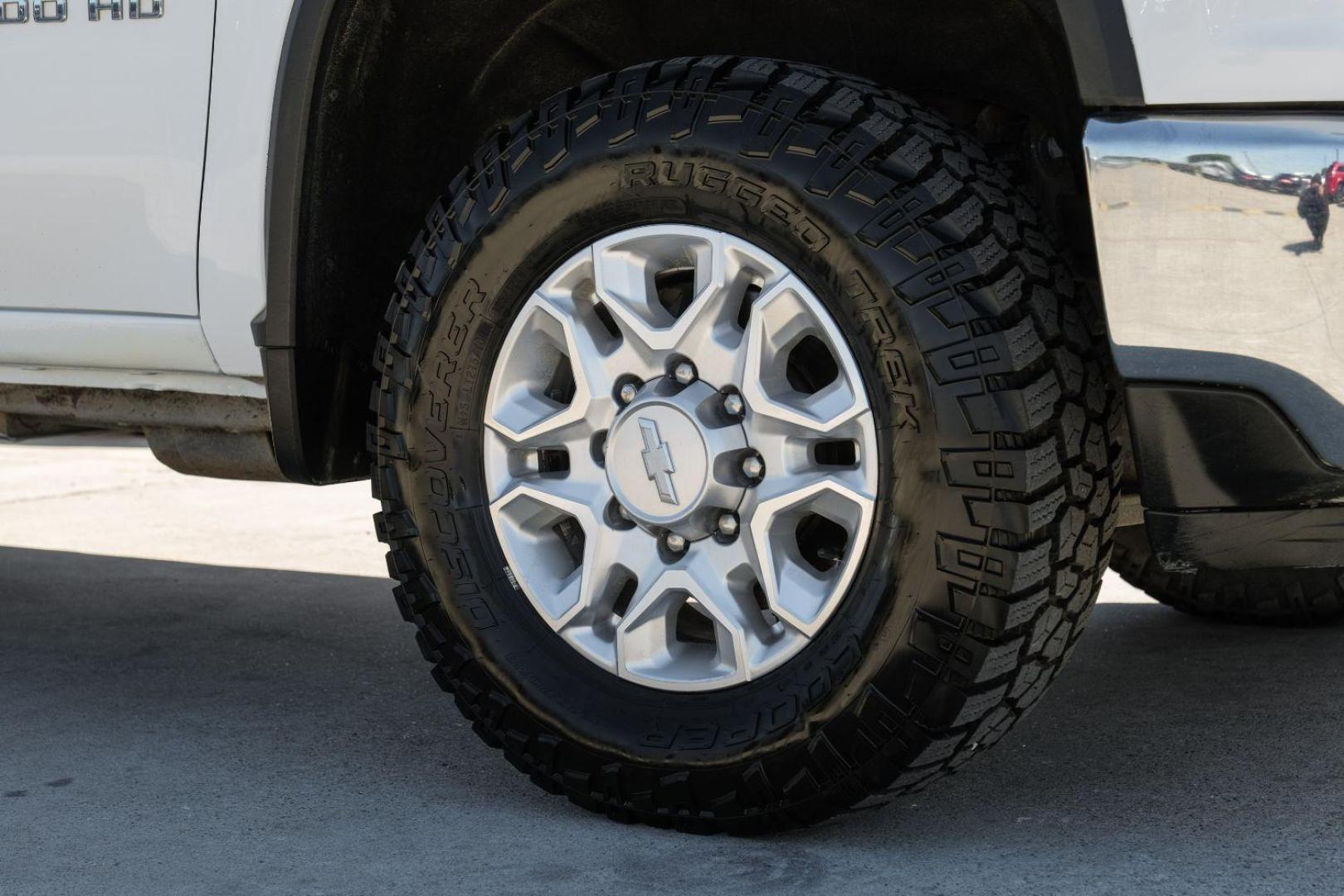 2020 White Chevrolet Silverado 3500HD LTZ Crew Cab 4WD (1GC4YUEY5LF) with an 6.6L V8 OHV 32V TURBO DIESEL engine, 6-Speed Automatic transmission, located at 2401 E Main St., Grand Prairie, TX, 75050, (972) 262-4440, 32.748981, -96.969643 - Photo#57