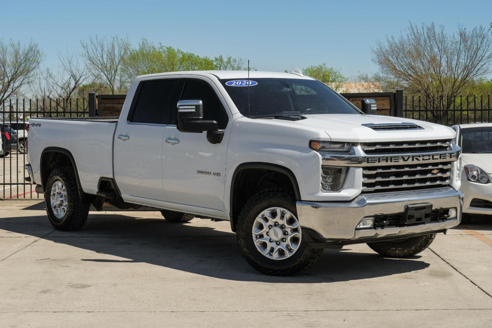 2020 White Chevrolet Silverado 3500HD LTZ Crew Cab 4WD (1GC4YUEY5LF) with an 6.6L V8 OHV 32V TURBO DIESEL engine, 6-Speed Automatic transmission, located at 2401 E Main St., Grand Prairie, TX, 75050, (972) 262-4440, 32.748981, -96.969643 - Photo#5