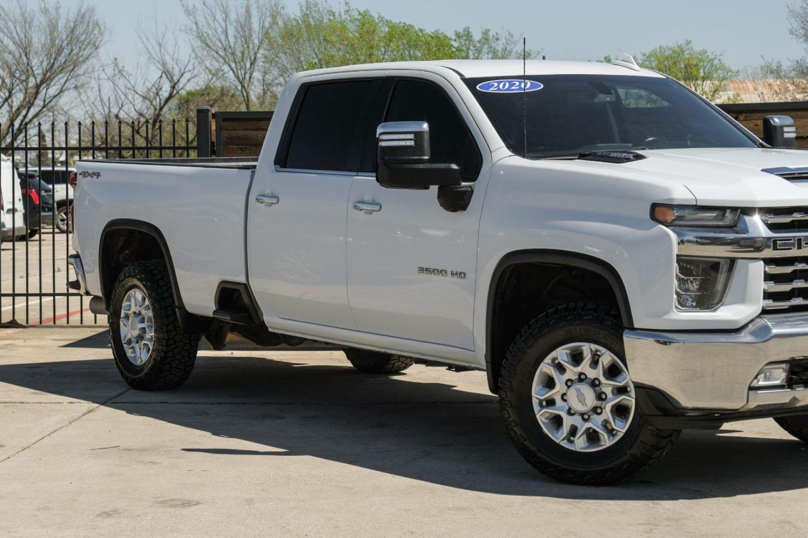 2020 White Chevrolet Silverado 3500HD LTZ Crew Cab 4WD (1GC4YUEY5LF) with an 6.6L V8 OHV 32V TURBO DIESEL engine, 6-Speed Automatic transmission, located at 2401 E Main St., Grand Prairie, TX, 75050, (972) 262-4440, 32.748981, -96.969643 - Photo#6