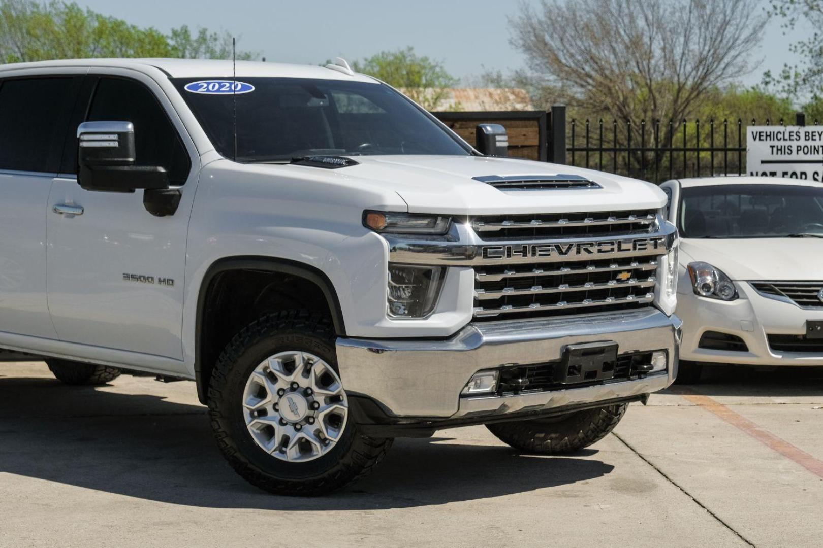 2020 White Chevrolet Silverado 3500HD LTZ Crew Cab 4WD (1GC4YUEY5LF) with an 6.6L V8 OHV 32V TURBO DIESEL engine, 6-Speed Automatic transmission, located at 2401 E Main St., Grand Prairie, TX, 75050, (972) 262-4440, 32.748981, -96.969643 - Photo#7