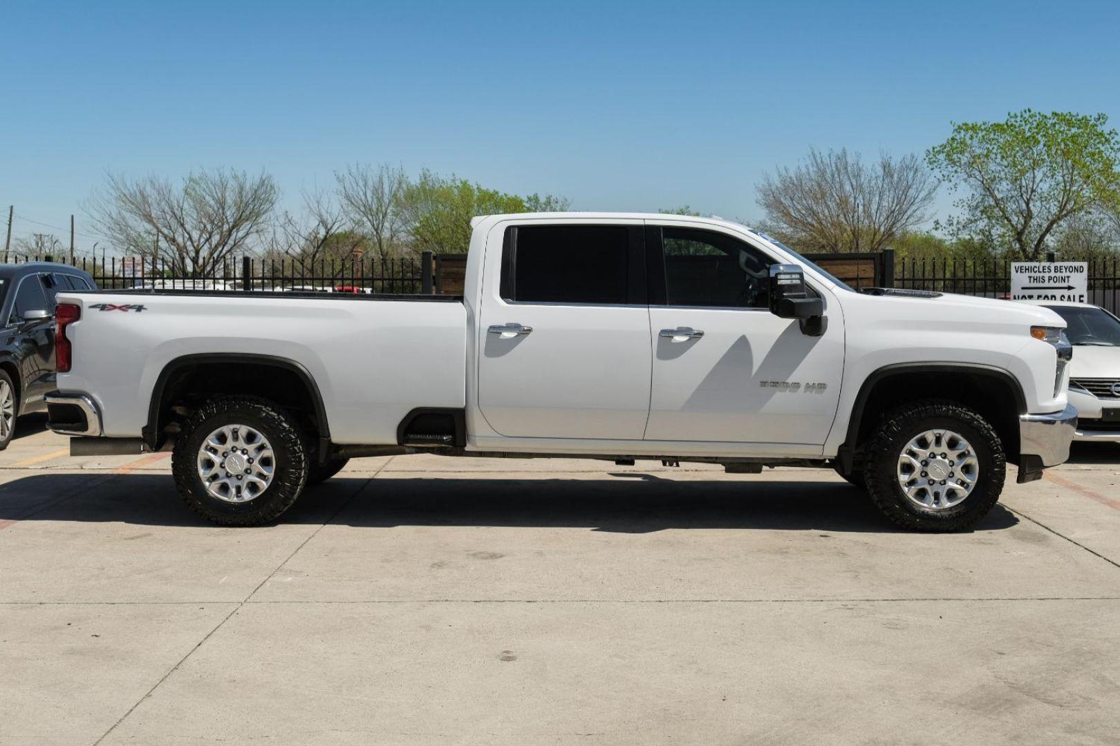 2020 White Chevrolet Silverado 3500HD LTZ Crew Cab 4WD (1GC4YUEY5LF) with an 6.6L V8 OHV 32V TURBO DIESEL engine, 6-Speed Automatic transmission, located at 2401 E Main St., Grand Prairie, TX, 75050, (972) 262-4440, 32.748981, -96.969643 - Photo#8