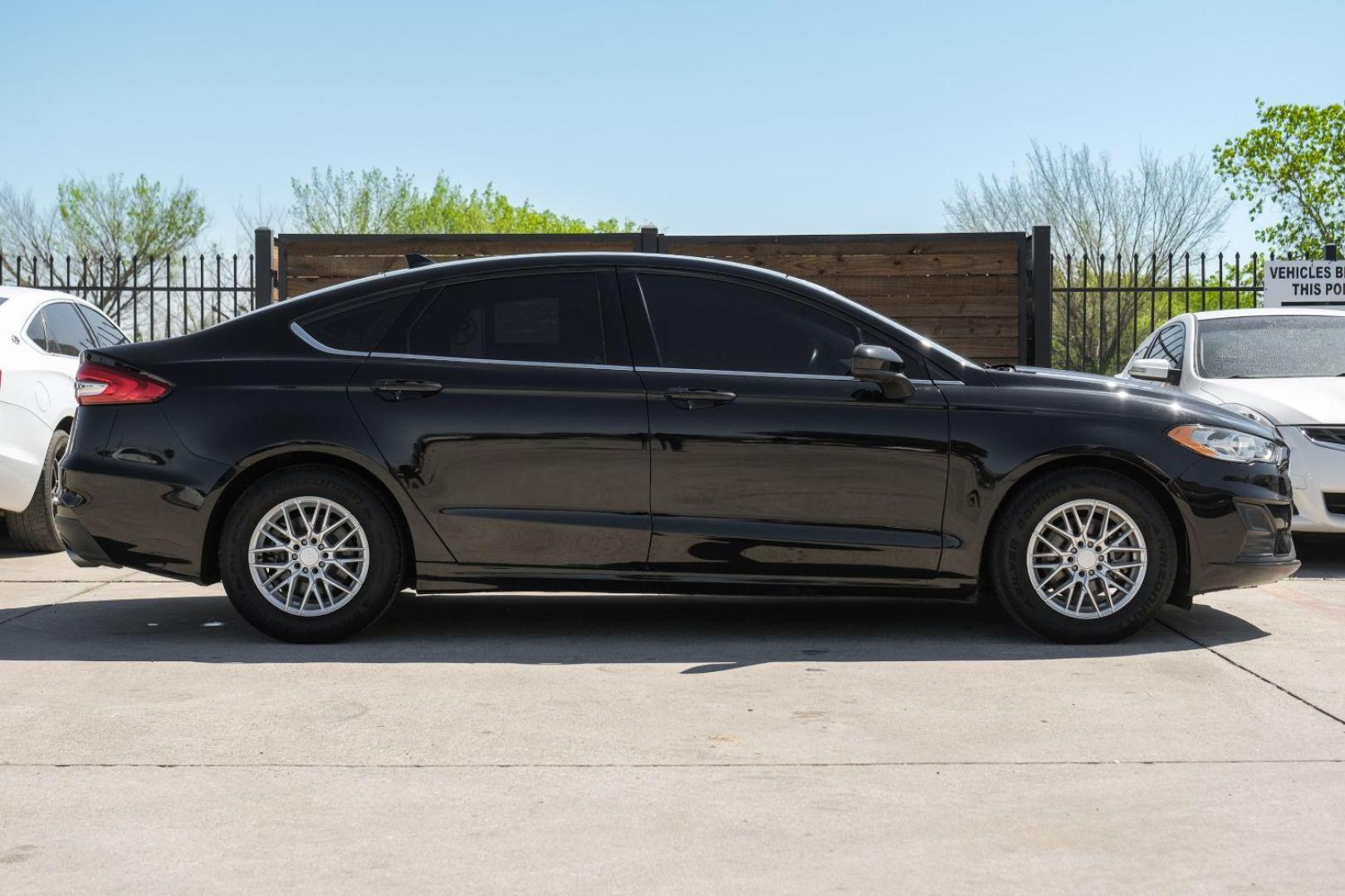 2020 BLACK Ford Fusion SE (3FA6P0HD6LR) with an 1.5L L4 DOHC 16V engine, 6-Speed Automatic transmission, located at 2401 E Main St., Grand Prairie, TX, 75050, (972) 262-4440, 32.748981, -96.969643 - Photo#8