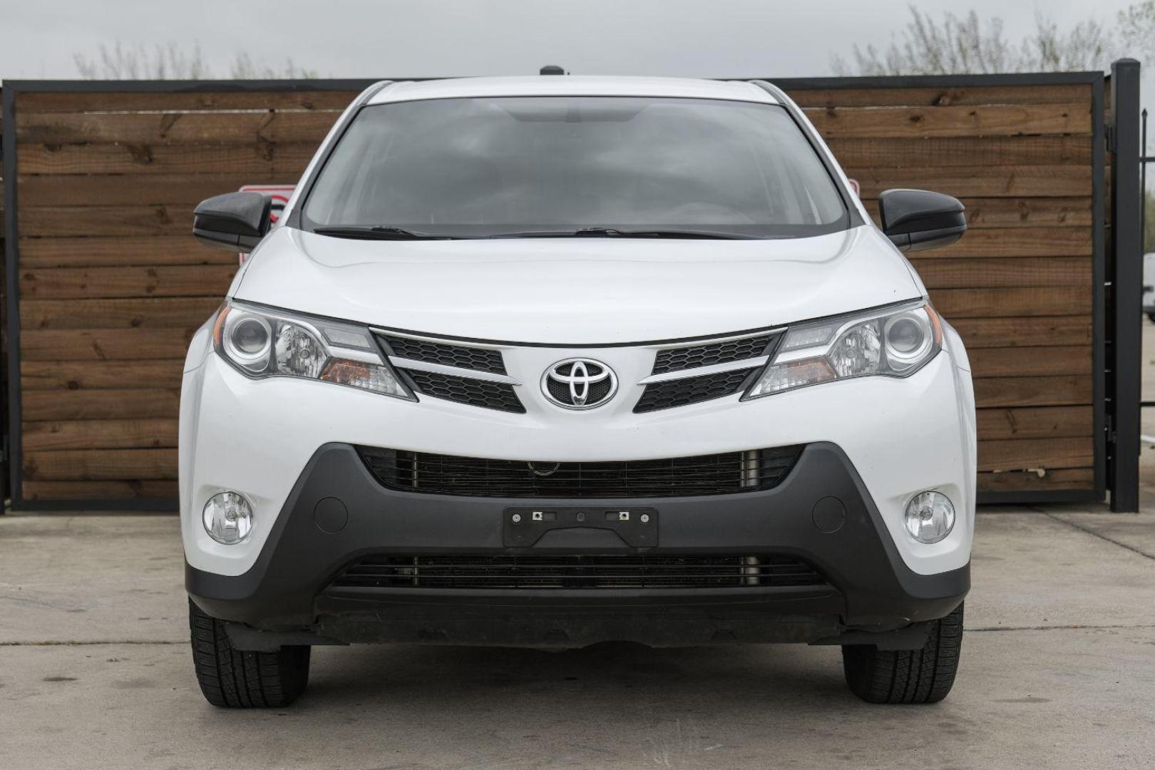 2015 WHITE Toyota RAV4 LE FWD (2T3ZFREV6FW) with an 2.5L L4 DOHC 16V engine, 6-Speed Automatic transmission, located at 2401 E Main St., Grand Prairie, TX, 75050, (972) 262-4440, 32.748981, -96.969643 - Photo#4