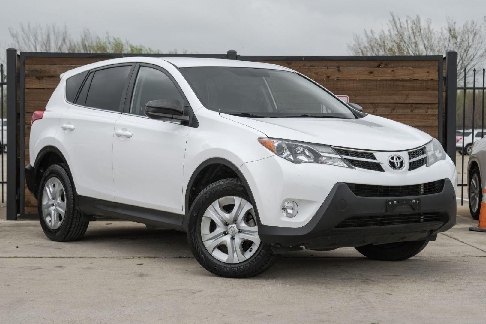 2015 WHITE Toyota RAV4 LE FWD (2T3ZFREV6FW) with an 2.5L L4 DOHC 16V engine, 6-Speed Automatic transmission, located at 2401 E Main St., Grand Prairie, TX, 75050, (972) 262-4440, 32.748981, -96.969643 - Photo#5