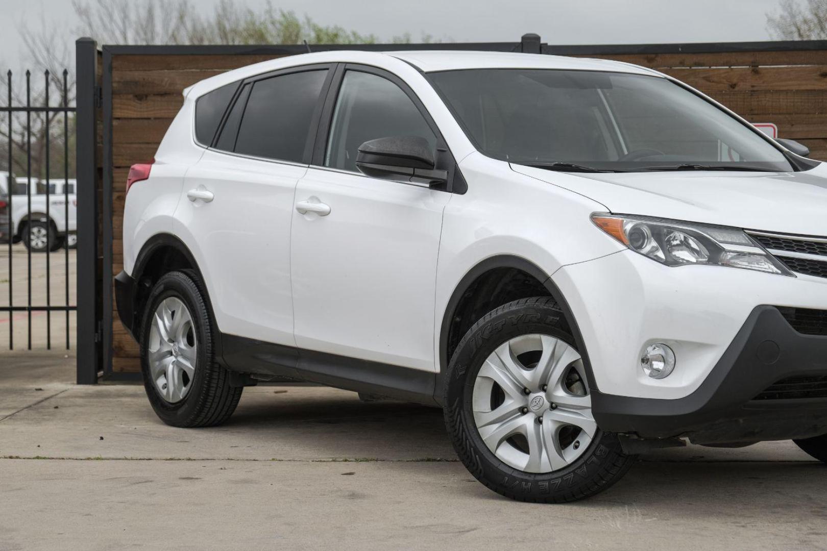 2015 WHITE Toyota RAV4 LE FWD (2T3ZFREV6FW) with an 2.5L L4 DOHC 16V engine, 6-Speed Automatic transmission, located at 2401 E Main St., Grand Prairie, TX, 75050, (972) 262-4440, 32.748981, -96.969643 - Photo#6