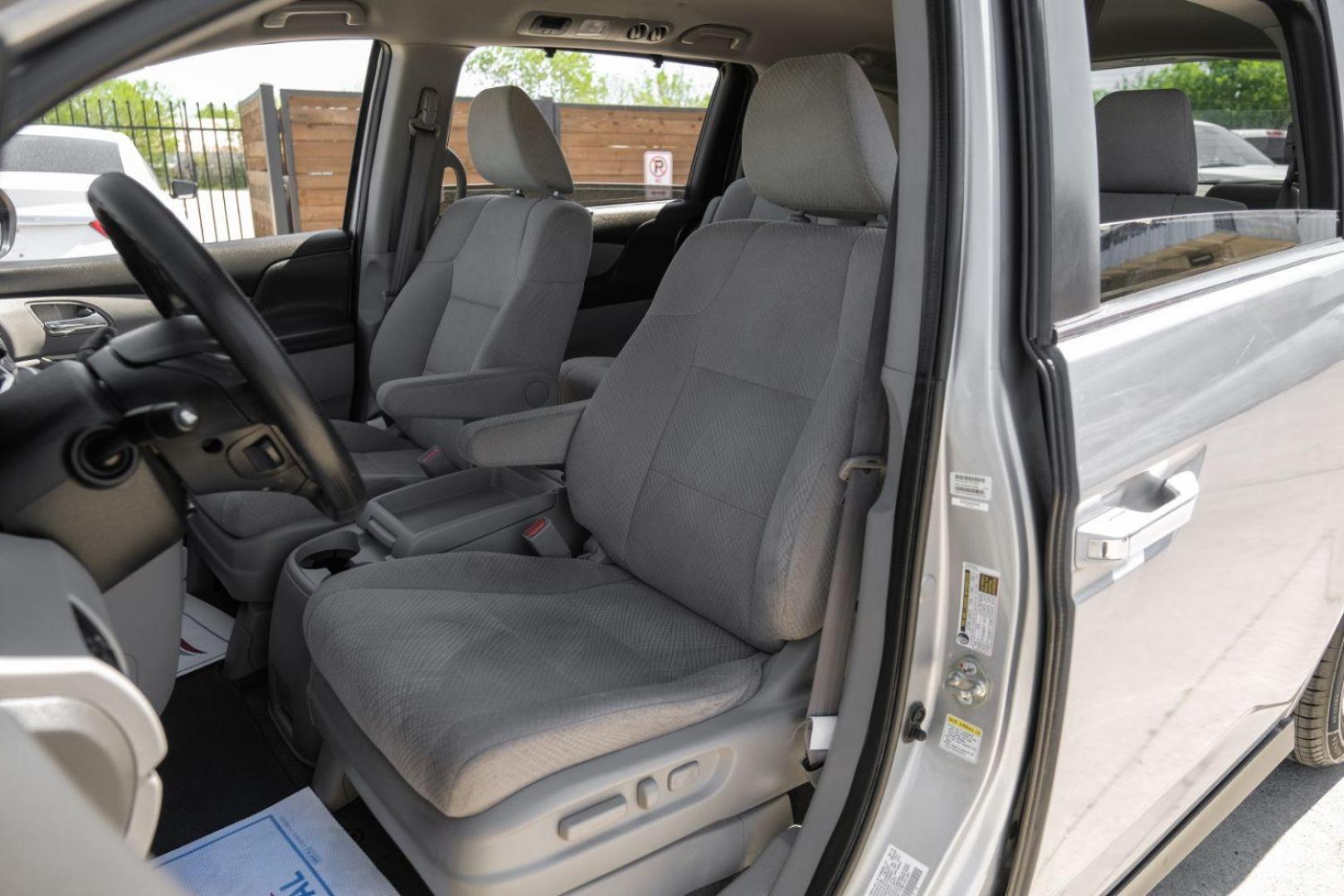 2016 Silver Honda Odyssey SE (5FNRL5H30GB) with an 3.5L V6 SOHC 24V engine, 6-Speed Automatic transmission, located at 2401 E Main St., Grand Prairie, TX, 75050, (972) 262-4440, 32.748981, -96.969643 - Photo#3