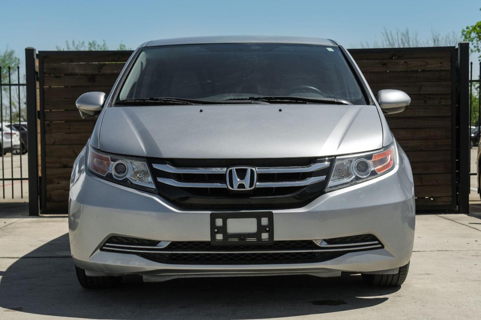 2016 Silver Honda Odyssey SE (5FNRL5H30GB) with an 3.5L V6 SOHC 24V engine, 6-Speed Automatic transmission, located at 2401 E Main St., Grand Prairie, TX, 75050, (972) 262-4440, 32.748981, -96.969643 - Photo#4