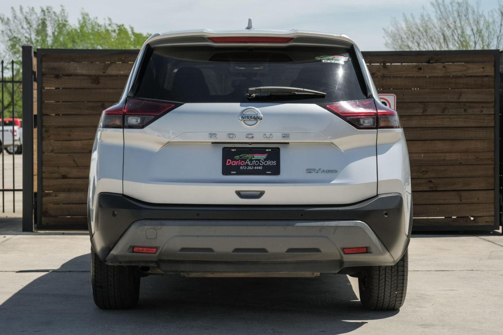 2021 silver Nissan Rogue SV AWD (5N1AT3BB0MC) with an 2.5L L4 DOHC 16V engine, Continuously Variable Transmission transmission, located at 2401 E Main St., Grand Prairie, TX, 75050, (972) 262-4440, 32.748981, -96.969643 - Photo#10