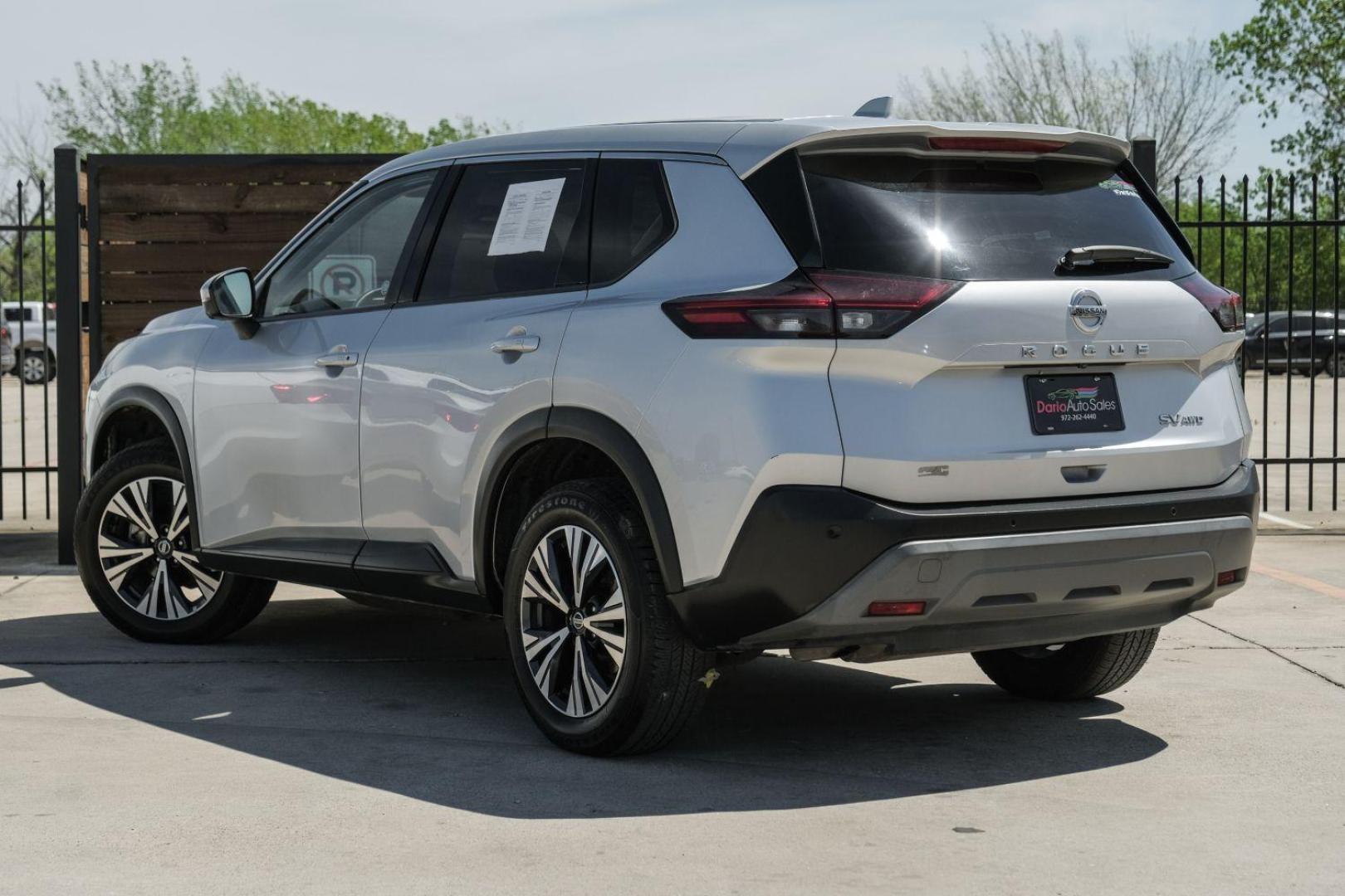 2021 silver Nissan Rogue SV AWD (5N1AT3BB0MC) with an 2.5L L4 DOHC 16V engine, Continuously Variable Transmission transmission, located at 2401 E Main St., Grand Prairie, TX, 75050, (972) 262-4440, 32.748981, -96.969643 - Photo#11