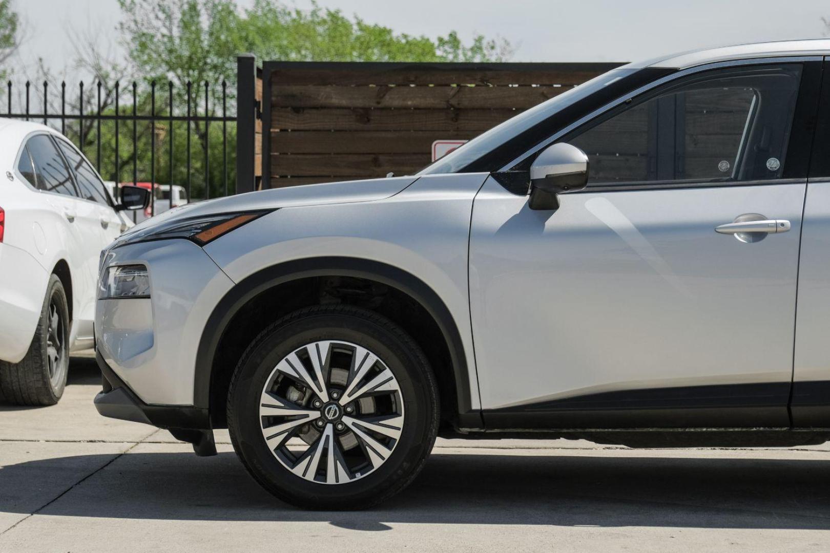 2021 silver Nissan Rogue SV AWD (5N1AT3BB0MC) with an 2.5L L4 DOHC 16V engine, Continuously Variable Transmission transmission, located at 2401 E Main St., Grand Prairie, TX, 75050, (972) 262-4440, 32.748981, -96.969643 - Photo#15