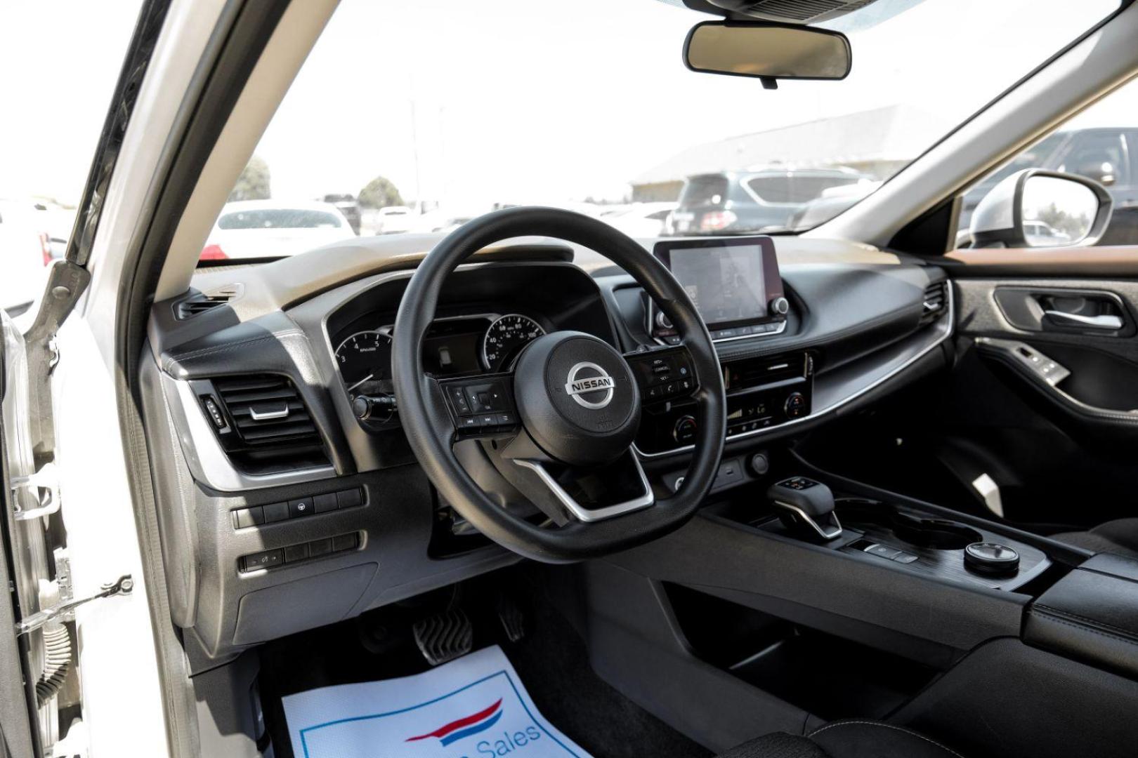 2021 silver Nissan Rogue SV AWD (5N1AT3BB0MC) with an 2.5L L4 DOHC 16V engine, Continuously Variable Transmission transmission, located at 2401 E Main St., Grand Prairie, TX, 75050, (972) 262-4440, 32.748981, -96.969643 - Photo#2