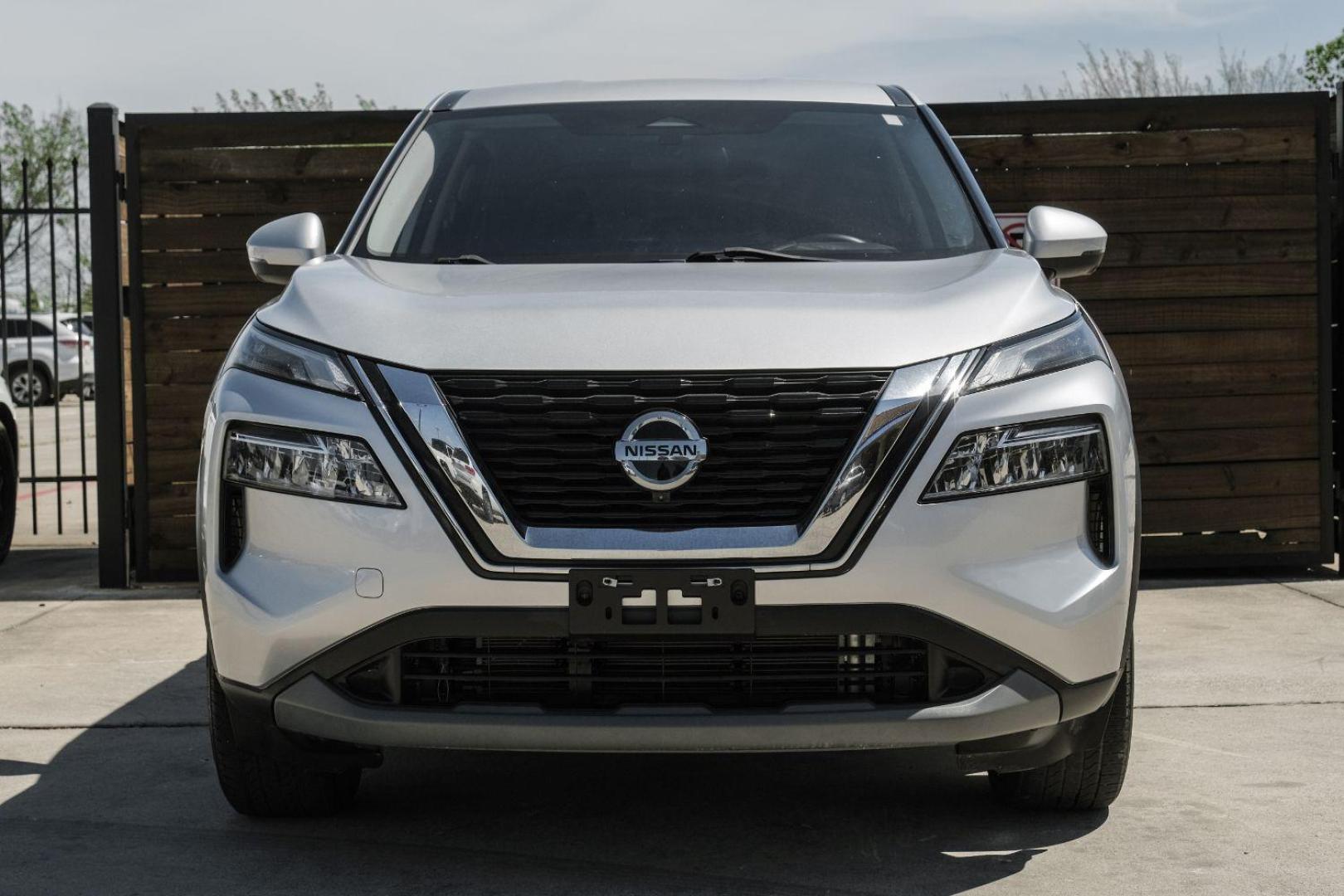 2021 silver Nissan Rogue SV AWD (5N1AT3BB0MC) with an 2.5L L4 DOHC 16V engine, Continuously Variable Transmission transmission, located at 2401 E Main St., Grand Prairie, TX, 75050, (972) 262-4440, 32.748981, -96.969643 - Photo#4