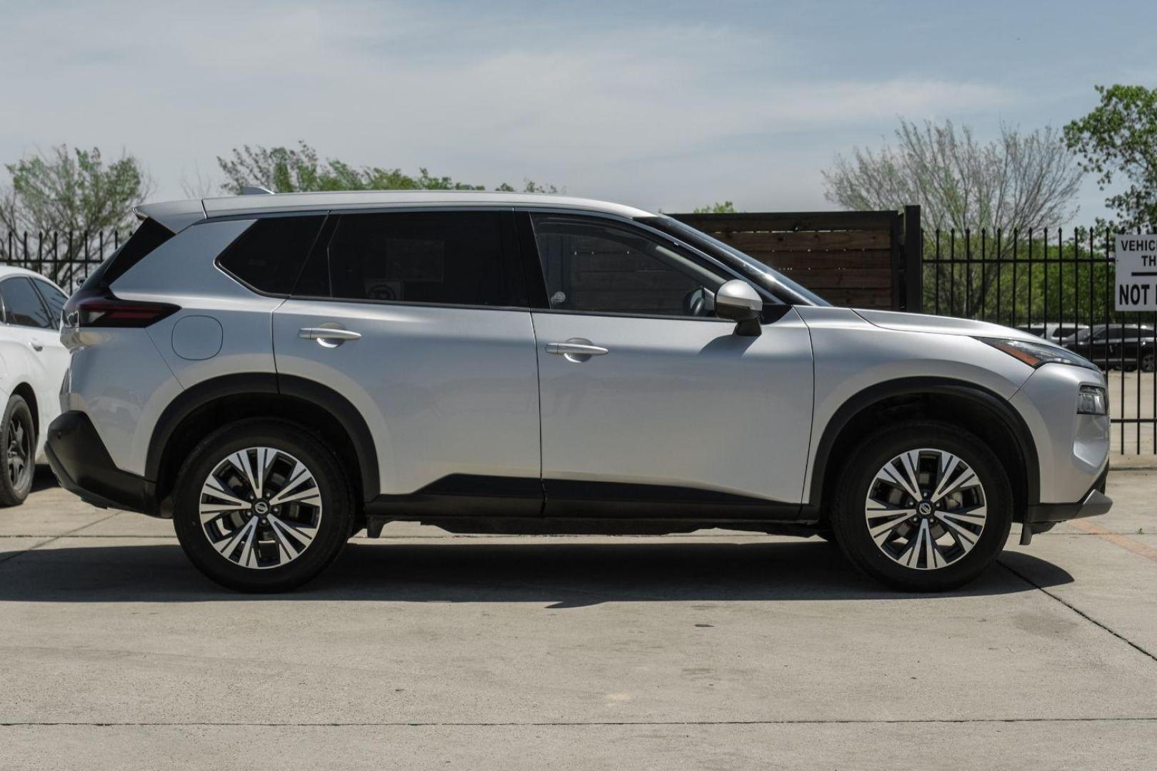 2021 silver Nissan Rogue SV AWD (5N1AT3BB0MC) with an 2.5L L4 DOHC 16V engine, Continuously Variable Transmission transmission, located at 2401 E Main St., Grand Prairie, TX, 75050, (972) 262-4440, 32.748981, -96.969643 - Photo#8