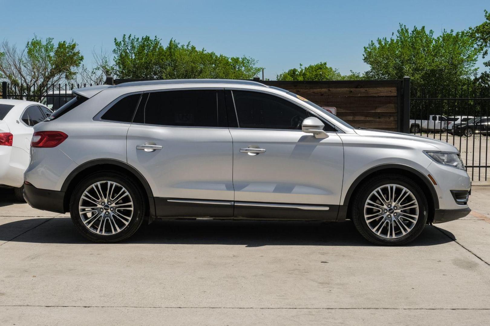 2016 SILVER Lincoln MKX Reserve (2LMPJ6LR4GB) with an 3.7L V6 DOHC 24V engine, 6-Speed Automatic transmission, located at 2401 E Main St., Grand Prairie, TX, 75050, (972) 262-4440, 32.748981, -96.969643 - Photo#9