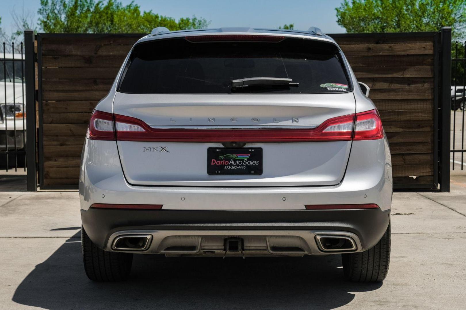 2016 SILVER Lincoln MKX Reserve (2LMPJ6LR4GB) with an 3.7L V6 DOHC 24V engine, 6-Speed Automatic transmission, located at 2401 E Main St., Grand Prairie, TX, 75050, (972) 262-4440, 32.748981, -96.969643 - Photo#11