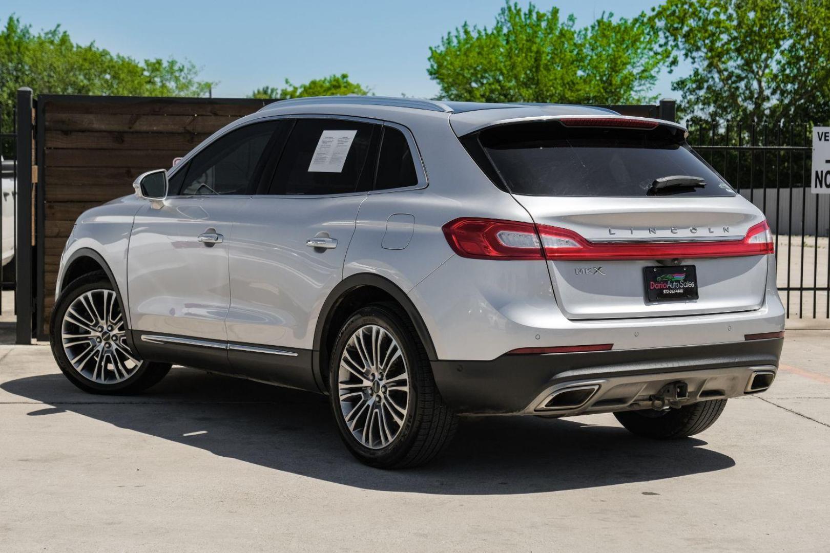 2016 SILVER Lincoln MKX Reserve (2LMPJ6LR4GB) with an 3.7L V6 DOHC 24V engine, 6-Speed Automatic transmission, located at 2401 E Main St., Grand Prairie, TX, 75050, (972) 262-4440, 32.748981, -96.969643 - Photo#12