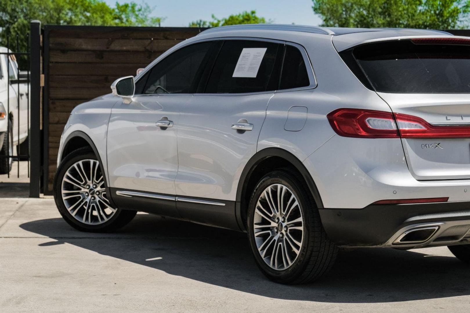 2016 SILVER Lincoln MKX Reserve (2LMPJ6LR4GB) with an 3.7L V6 DOHC 24V engine, 6-Speed Automatic transmission, located at 2401 E Main St., Grand Prairie, TX, 75050, (972) 262-4440, 32.748981, -96.969643 - Photo#13