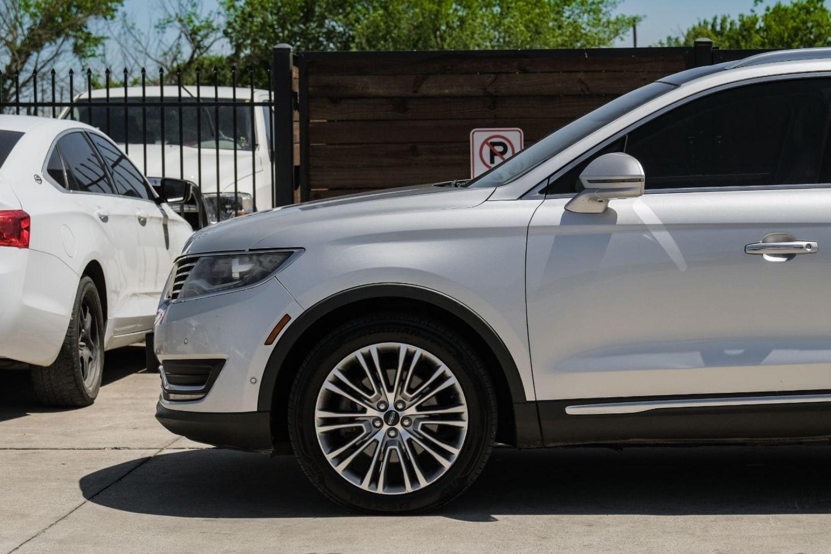 2016 SILVER Lincoln MKX Reserve (2LMPJ6LR4GB) with an 3.7L V6 DOHC 24V engine, 6-Speed Automatic transmission, located at 2401 E Main St., Grand Prairie, TX, 75050, (972) 262-4440, 32.748981, -96.969643 - Photo#16