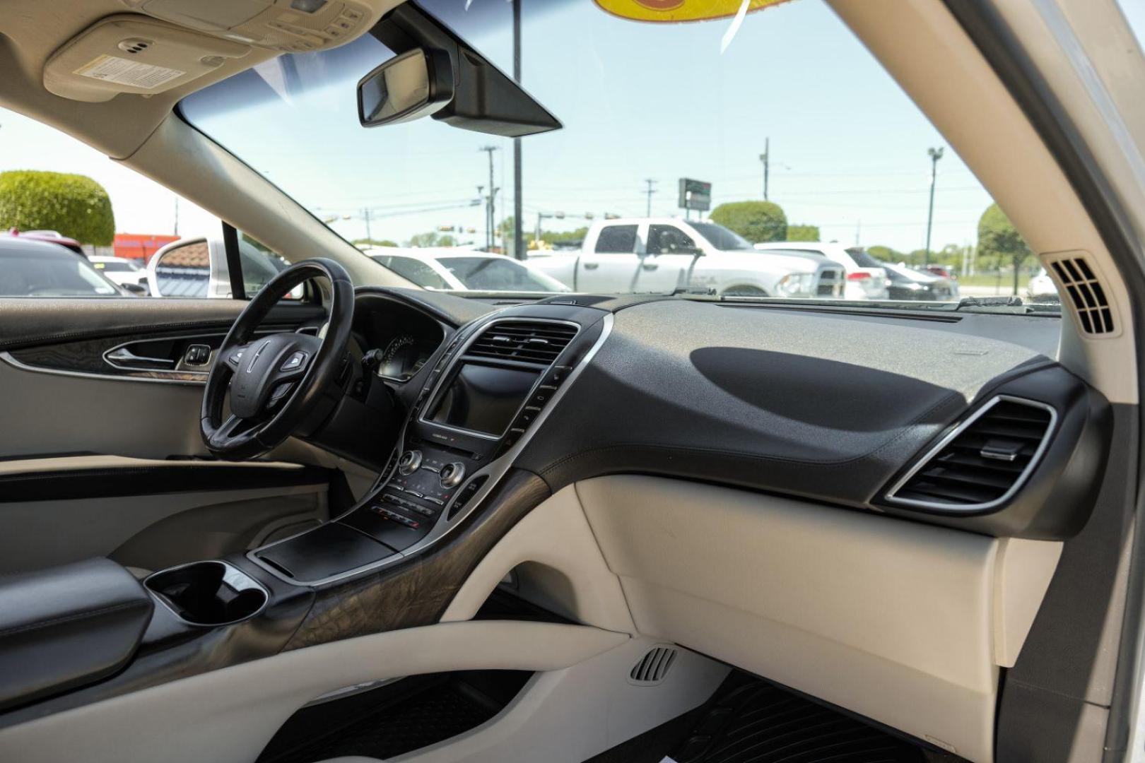 2016 SILVER Lincoln MKX Reserve (2LMPJ6LR4GB) with an 3.7L V6 DOHC 24V engine, 6-Speed Automatic transmission, located at 2401 E Main St., Grand Prairie, TX, 75050, (972) 262-4440, 32.748981, -96.969643 - Photo#18