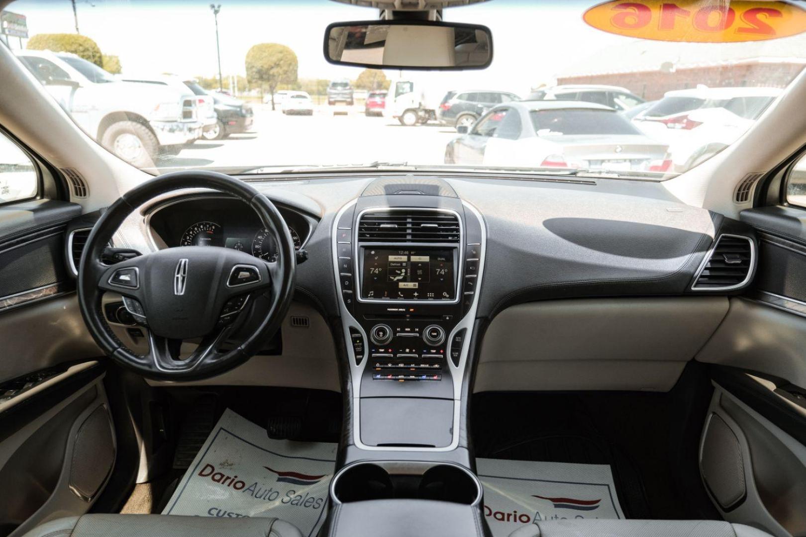 2016 SILVER Lincoln MKX Reserve (2LMPJ6LR4GB) with an 3.7L V6 DOHC 24V engine, 6-Speed Automatic transmission, located at 2401 E Main St., Grand Prairie, TX, 75050, (972) 262-4440, 32.748981, -96.969643 - Photo#19