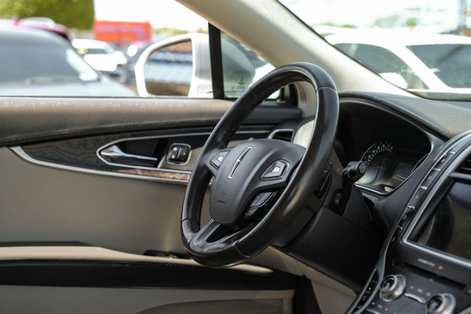 2016 SILVER Lincoln MKX Reserve (2LMPJ6LR4GB) with an 3.7L V6 DOHC 24V engine, 6-Speed Automatic transmission, located at 2401 E Main St., Grand Prairie, TX, 75050, (972) 262-4440, 32.748981, -96.969643 - Photo#20