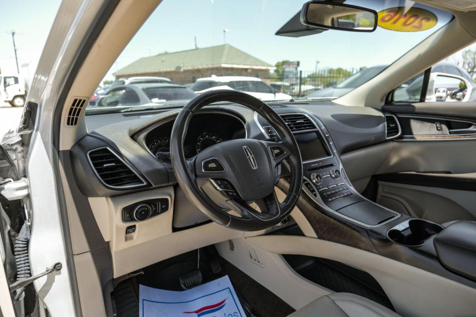 2016 SILVER Lincoln MKX Reserve (2LMPJ6LR4GB) with an 3.7L V6 DOHC 24V engine, 6-Speed Automatic transmission, located at 2401 E Main St., Grand Prairie, TX, 75050, (972) 262-4440, 32.748981, -96.969643 - Photo#2