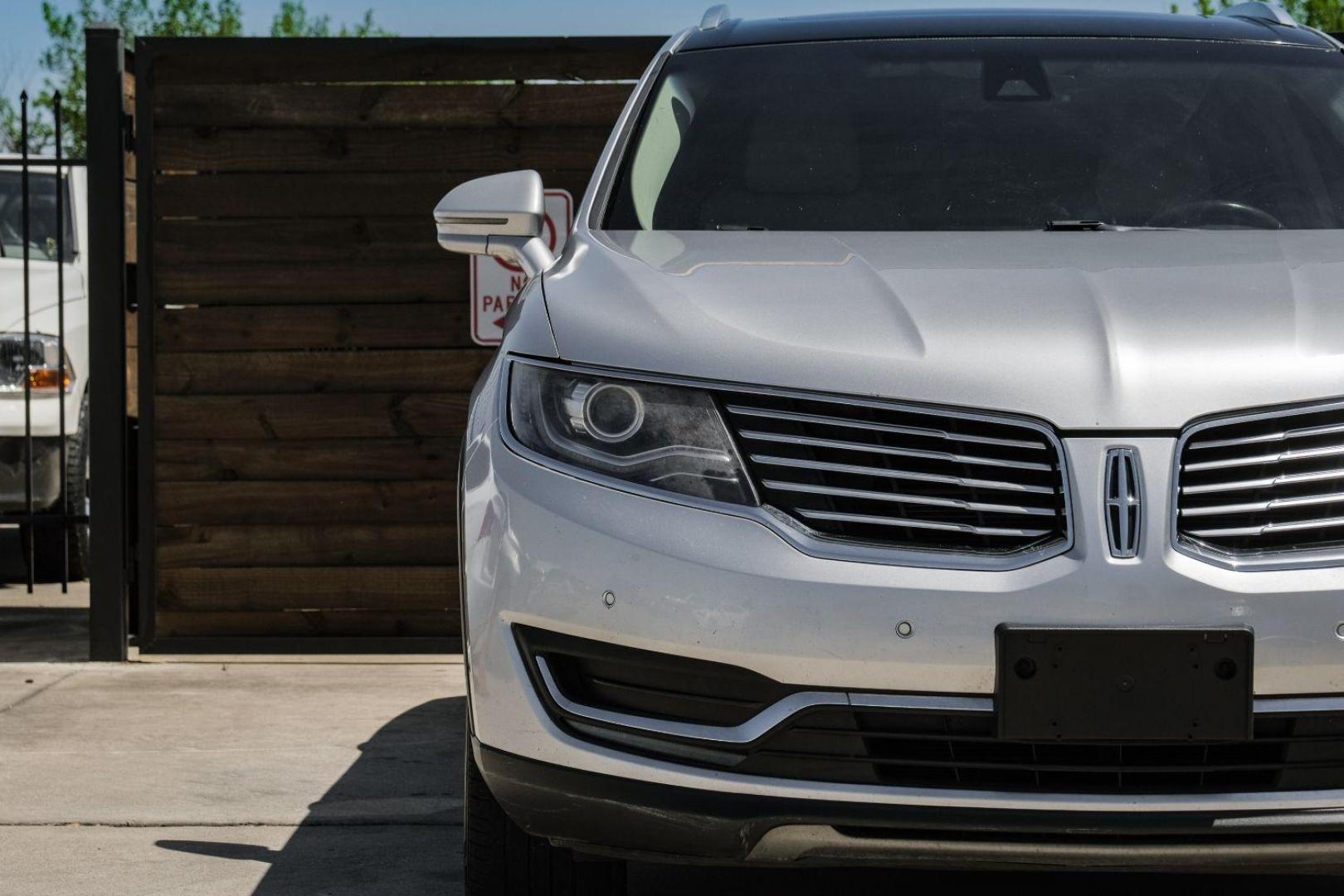 2016 SILVER Lincoln MKX Reserve (2LMPJ6LR4GB) with an 3.7L V6 DOHC 24V engine, 6-Speed Automatic transmission, located at 2401 E Main St., Grand Prairie, TX, 75050, (972) 262-4440, 32.748981, -96.969643 - Photo#49