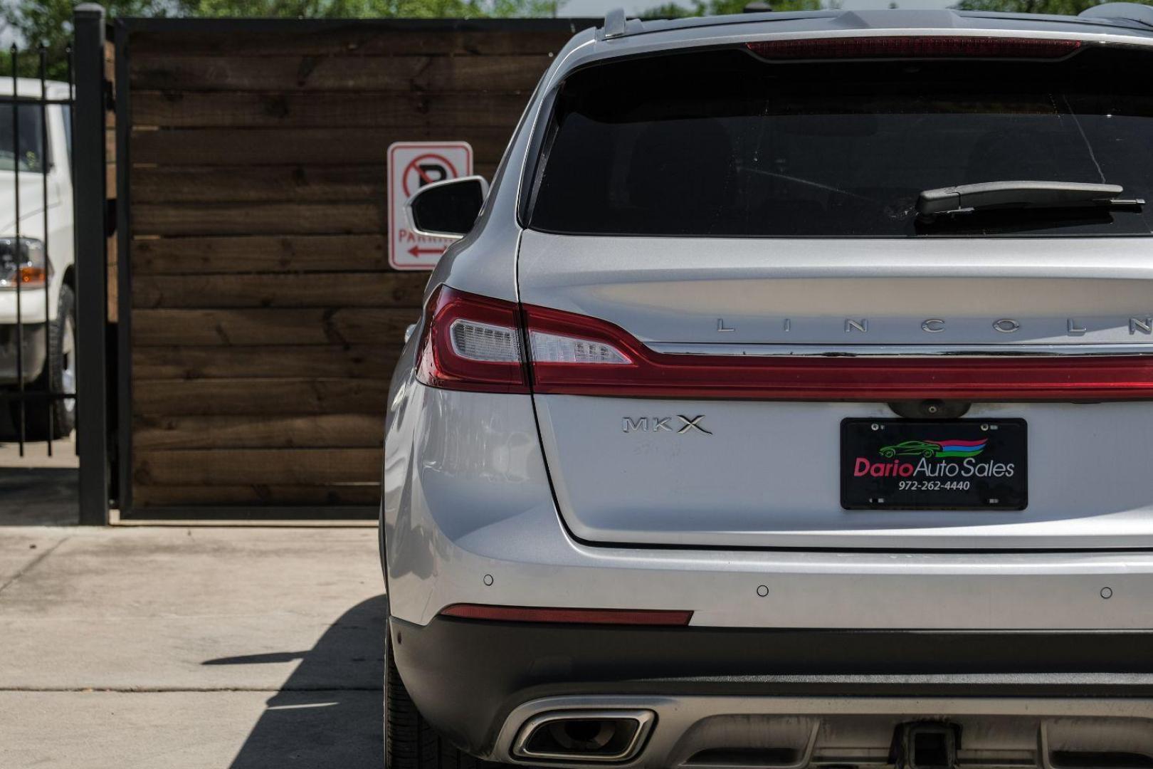 2016 SILVER Lincoln MKX Reserve (2LMPJ6LR4GB) with an 3.7L V6 DOHC 24V engine, 6-Speed Automatic transmission, located at 2401 E Main St., Grand Prairie, TX, 75050, (972) 262-4440, 32.748981, -96.969643 - Photo#50