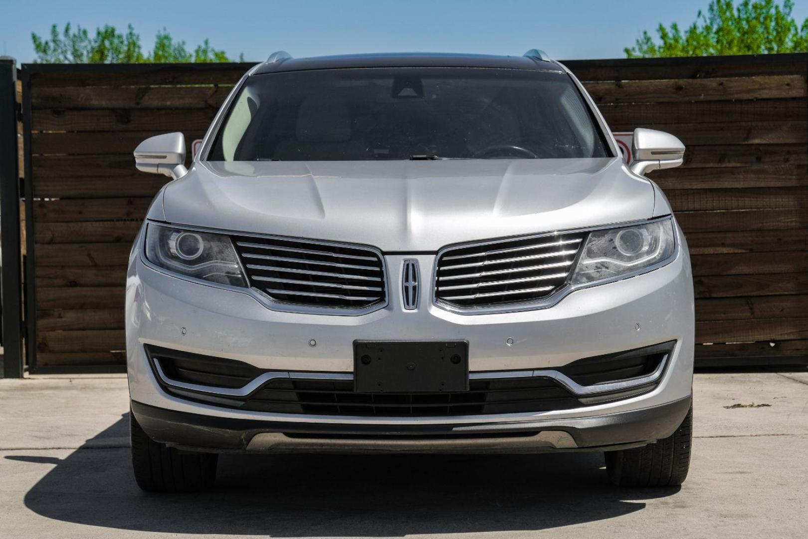 2016 SILVER Lincoln MKX Reserve (2LMPJ6LR4GB) with an 3.7L V6 DOHC 24V engine, 6-Speed Automatic transmission, located at 2401 E Main St., Grand Prairie, TX, 75050, (972) 262-4440, 32.748981, -96.969643 - Photo#5