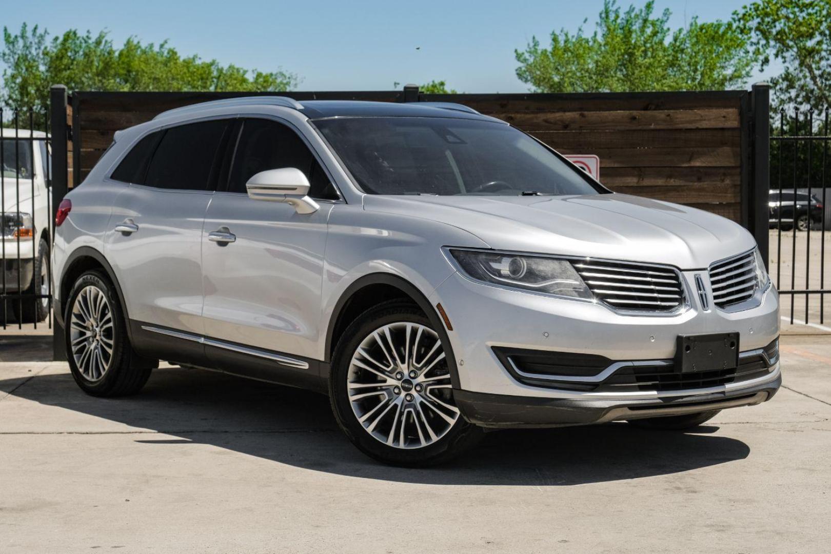 2016 SILVER Lincoln MKX Reserve (2LMPJ6LR4GB) with an 3.7L V6 DOHC 24V engine, 6-Speed Automatic transmission, located at 2401 E Main St., Grand Prairie, TX, 75050, (972) 262-4440, 32.748981, -96.969643 - Photo#6