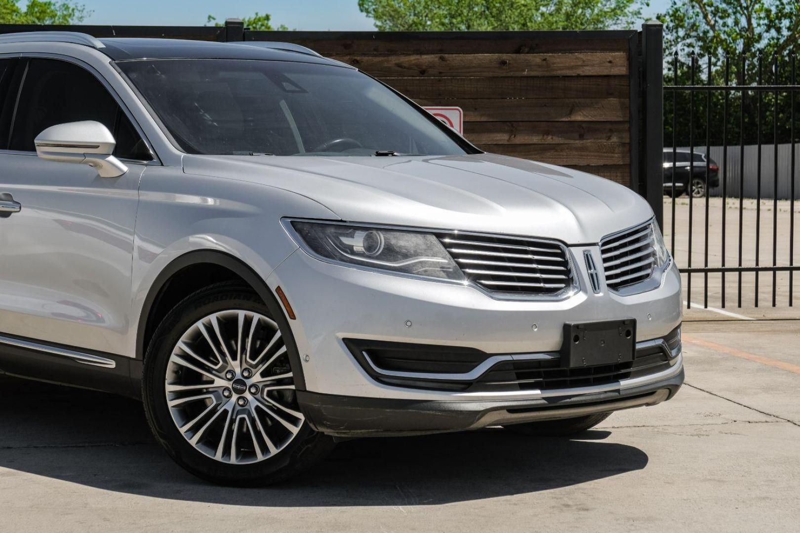 2016 SILVER Lincoln MKX Reserve (2LMPJ6LR4GB) with an 3.7L V6 DOHC 24V engine, 6-Speed Automatic transmission, located at 2401 E Main St., Grand Prairie, TX, 75050, (972) 262-4440, 32.748981, -96.969643 - Photo#8