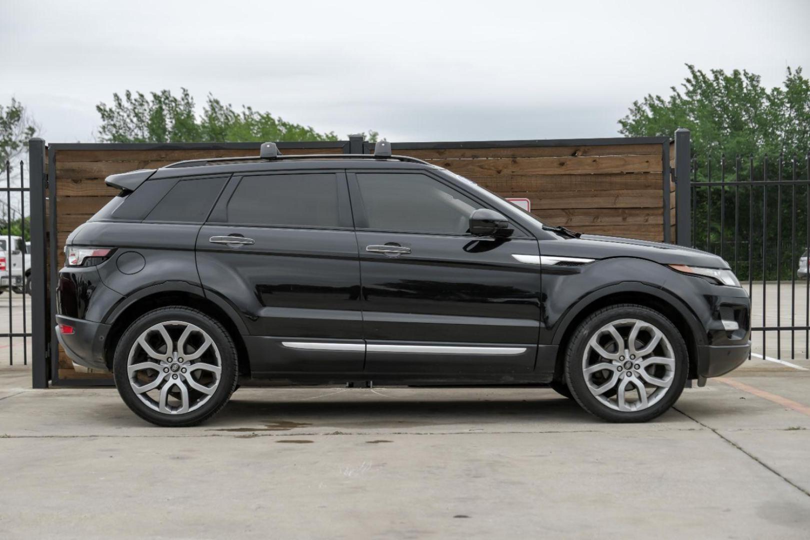 2015 black Land Rover Range Rover Evoque Prestige Premium 5-Door (SALVV2BG8FH) with an 2.0L L4 DOHC 24V TURBO engine, 9-Speed Automatic transmission, located at 2401 E Main St., Grand Prairie, TX, 75050, (972) 262-4440, 32.748981, -96.969643 - Photo#9