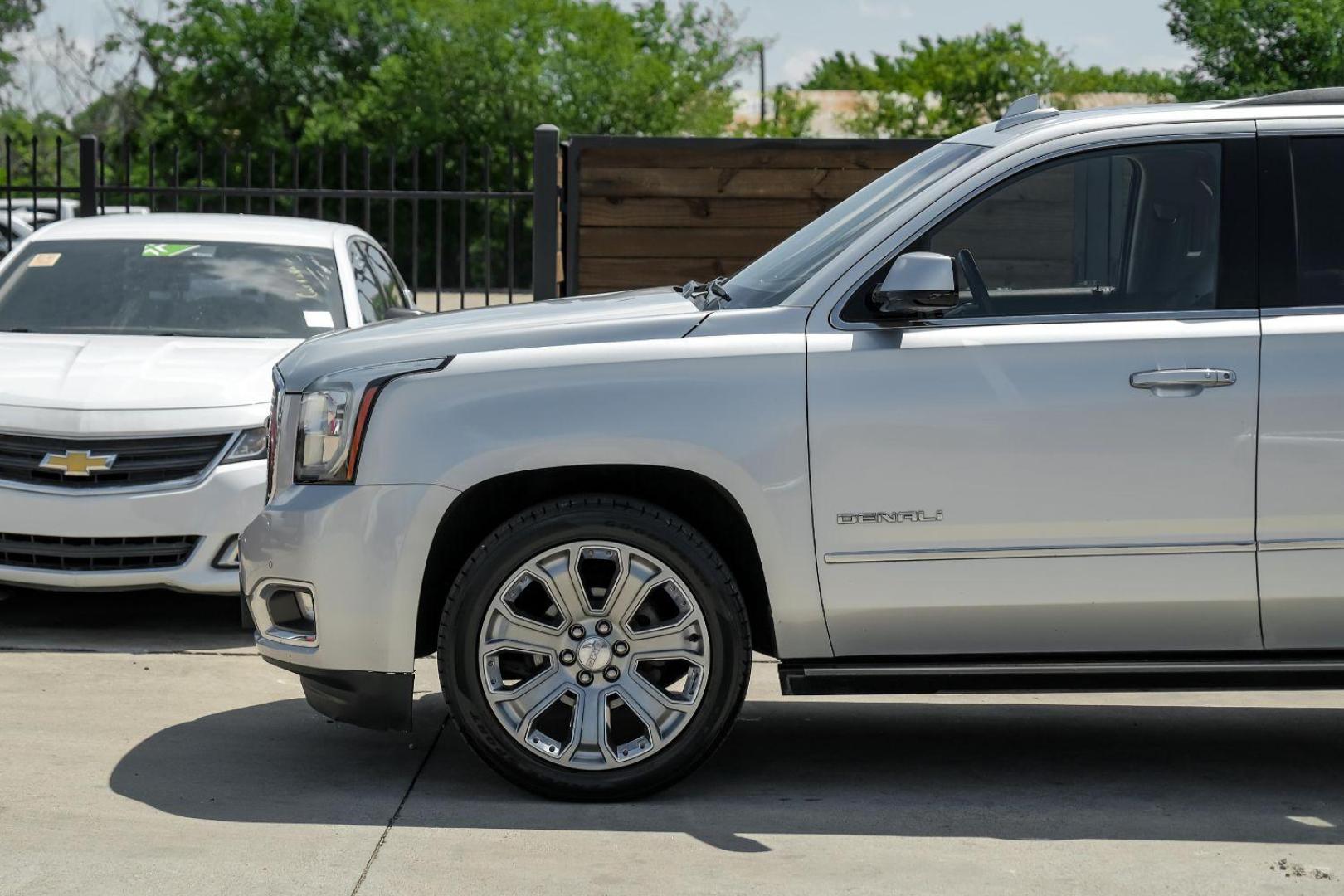 2016 SILVER GMC Yukon Denali 2WD (1GKS1CKJ4GR) with an 6.2L V8 OHV 16V engine, 6-Speed Automatic transmission, located at 2401 E Main St., Grand Prairie, TX, 75050, (972) 262-4440, 32.748981, -96.969643 - Photo#18