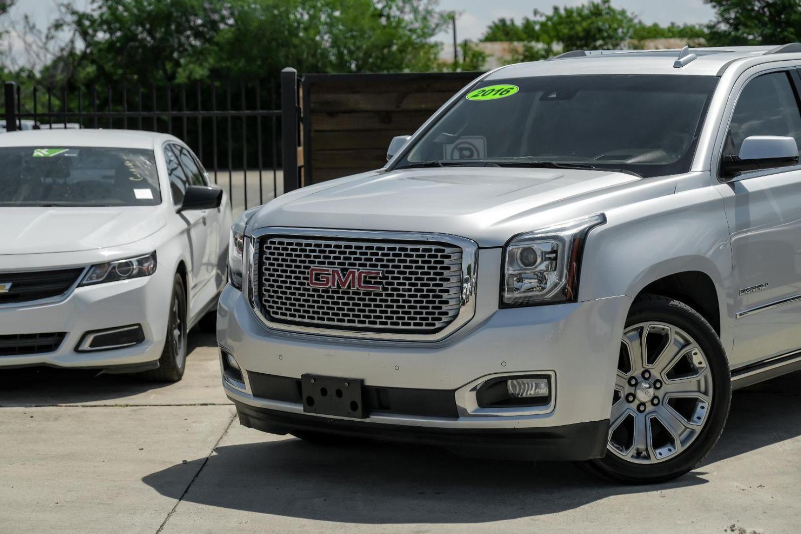 2016 SILVER GMC Yukon Denali 2WD (1GKS1CKJ4GR) with an 6.2L V8 OHV 16V engine, 6-Speed Automatic transmission, located at 2401 E Main St., Grand Prairie, TX, 75050, (972) 262-4440, 32.748981, -96.969643 - Photo#5