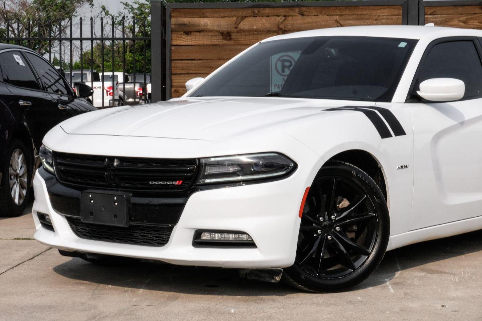 2016 White Dodge Charger R/T (2C3CDXCT8GH) with an 5.7L V8 OHV 16V engine, 8-Speed Automatic transmission, located at 2401 E Main St., Grand Prairie, TX, 75050, (972) 262-4440, 32.748981, -96.969643 - Photo#4