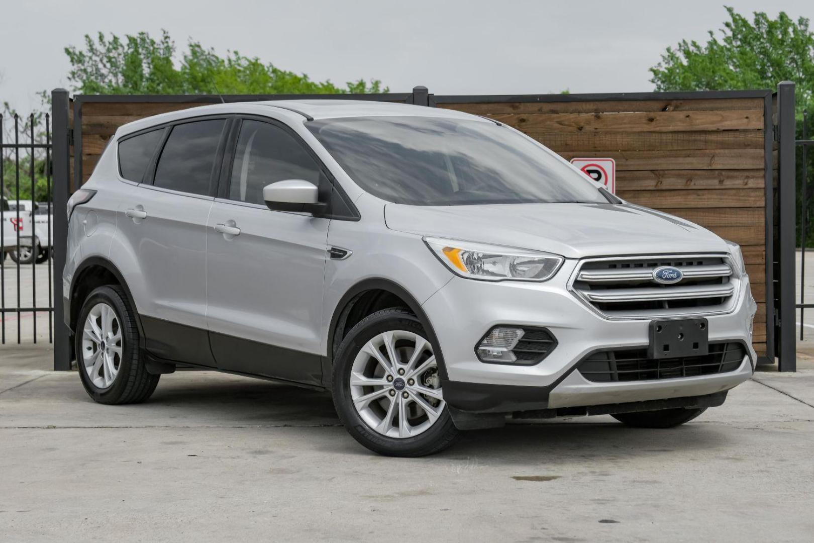 2017 SILVER Ford Escape SE 4WD (1FMCU9G96HU) with an 2.0L L4 DOHC 16V engine, 6-Speed Automatic transmission, located at 2401 E Main St., Grand Prairie, TX, 75050, (972) 262-4440, 32.748981, -96.969643 - Photo#6