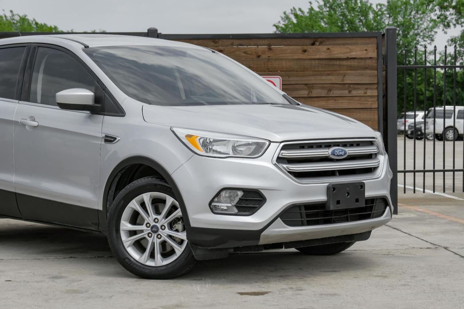 2017 SILVER Ford Escape SE 4WD (1FMCU9G96HU) with an 2.0L L4 DOHC 16V engine, 6-Speed Automatic transmission, located at 2401 E Main St., Grand Prairie, TX, 75050, (972) 262-4440, 32.748981, -96.969643 - Photo#8