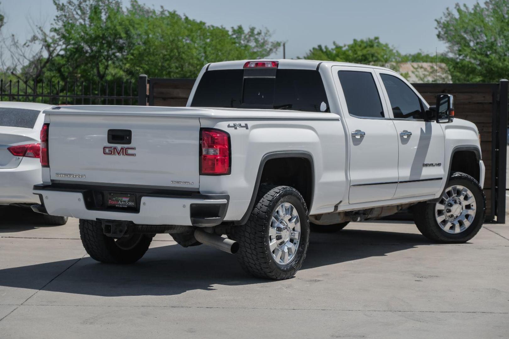 2015 White GMC Sierra 2500HD Denali Crew Cab 4WD (1GT120E80FF) with an 6.6L V8 OHV 16V DIESEL engine, 6-Speed Automatic transmission, located at 2401 E Main St., Grand Prairie, TX, 75050, (972) 262-4440, 32.748981, -96.969643 - Photo#10