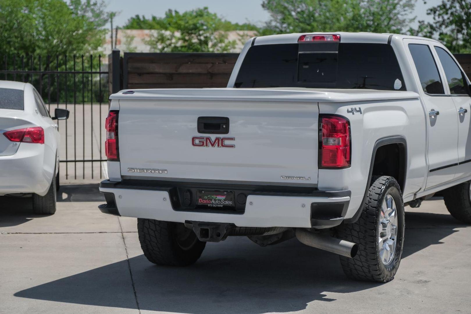 2015 White GMC Sierra 2500HD Denali Crew Cab 4WD (1GT120E80FF) with an 6.6L V8 OHV 16V DIESEL engine, 6-Speed Automatic transmission, located at 2401 E Main St., Grand Prairie, TX, 75050, (972) 262-4440, 32.748981, -96.969643 - Photo#11